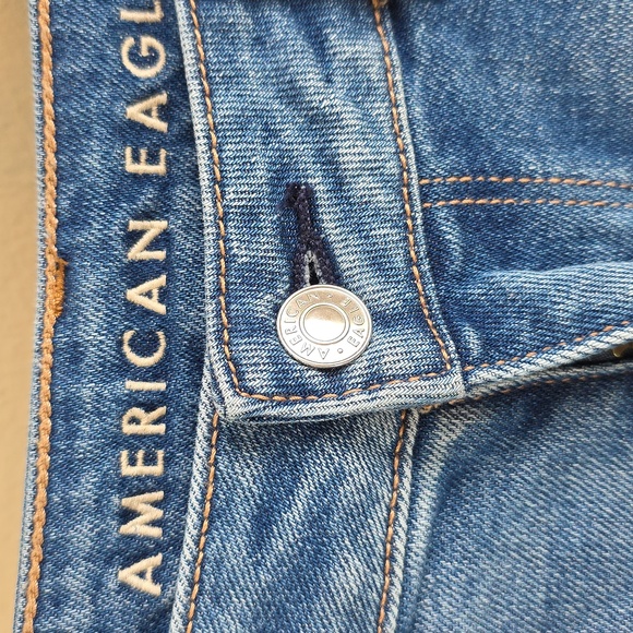 American Eagle Mom Short Stretch Blue Denim Distressed Frayed US 12 - Picture 2 of 8
